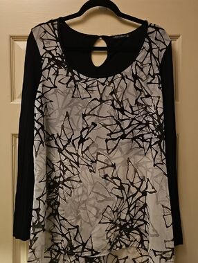 Miraclesuit Black & White Abstract Long Sleeve Tee